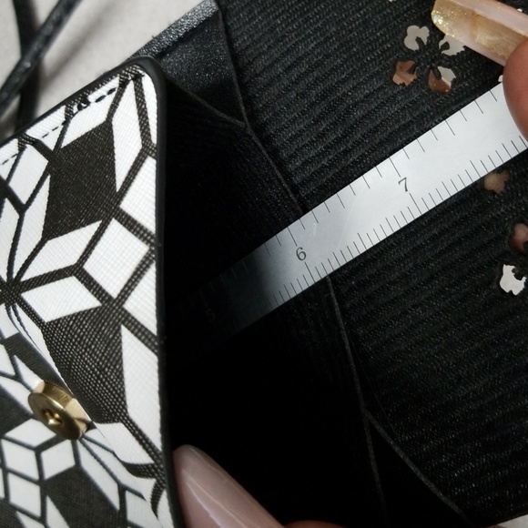 Cross body bag with touch screen - Picture 8 of 8